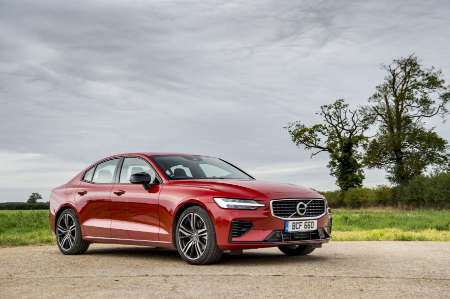  Volvo S60 T8 R-Design 2019 года  (UK) (фото 1 из 40)